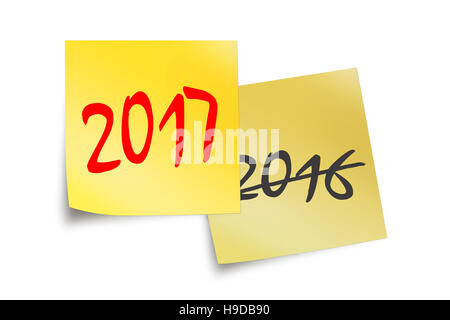 2017 et 2016 written on yellow sticky notes isolated on white Banque D'Images