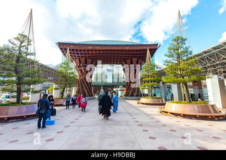 Kanazawa, Japon - février 15, 2015 : l'en face de l'entrée de Tsuzumi dans la gare JR de Kanazawa Kanazawa, Japon. Banque D'Images