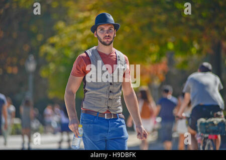 Homme habillé avec une veste et un chapeau dans le Parque del Retiro, Madrid Banque D'Images