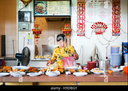 Un pasembur décroche à nouveau monde Park marché hawker à George Town, Penang. Banque D'Images