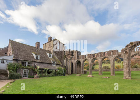 La fin de l'après-midi la lumière sur Llanthony Priory et hôtel, Vale of Ewyas, parc national de Brecon Beacons, Nouvelle-Galles du Sud, Banque D'Images