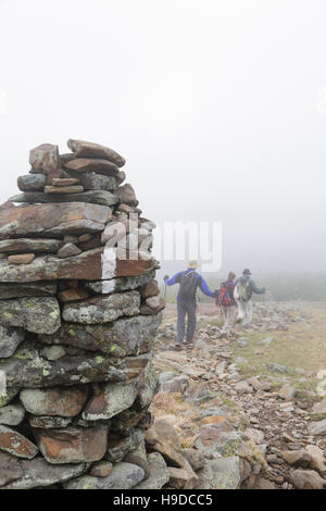 Groupe de randonneurs en ordre décroissant l'Appalachian Trail (Sentier du ruisseau Castor) sur le sommet du mont Moosilauke, dans la région de Benton, New Hampshire USA Banque D'Images