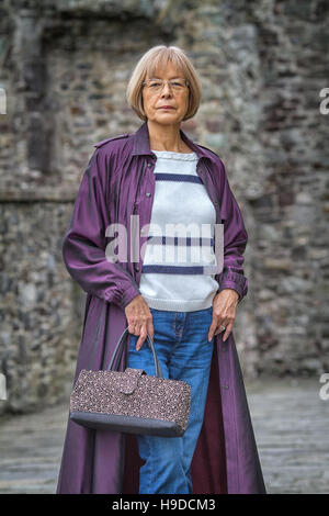 Les anciens modèles femme japonaise un long manteau violet sac à main et pris en verticale Banque D'Images