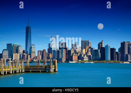 Pleine lune s'élève au-dessus de Manhattan New York Banque D'Images