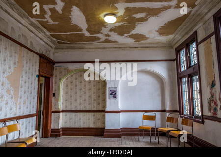 Une chambre décorée en partie avec 5 chaises éparpillées autour de la chambre Banque D'Images