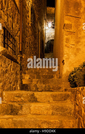 L'Espagne, la Catalogne, Tossa de Mar, la pierre des escaliers étroits à l'époque médiévale La vieille ville (Vila Vella) de nuit Banque D'Images