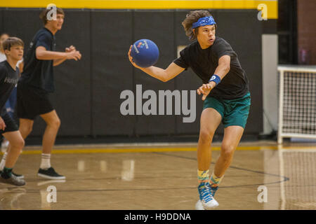 Les athlètes de l'école secondaire à San Clemente, CA, jouer un jeu dodge ball dans le gymnase de l'école. Banque D'Images