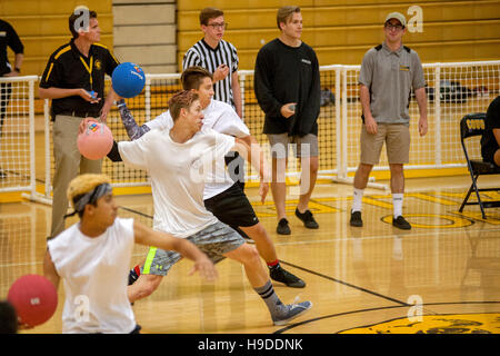 Les athlètes de l'école secondaire à San Clemente, CA, jouer un jeu dodge ball dans le gymnase de l'école. Banque D'Images