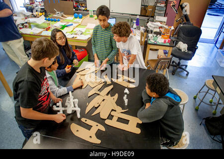 Mission Viejo, CA multiraciale, middle school les étudiants à organiser des modèles pour faire un véhicule submersible en sciences, technologies, ingénierie et mathématiques) classe science lab. Banque D'Images