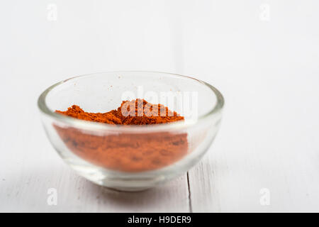 Paprika rouge dans bol en verre Banque D'Images