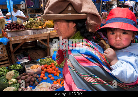 La vallée sacrée, Pisac, Pérou. Une mère et son fils, vêtu d'un costume traditionnel de Pisac Dimanche Jour de marché. Pisac. Vallée Sacrée. Pisac Pisac, ou dans Banque D'Images