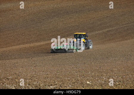 JCB Fastrack, série 3000, tracteur, champ de récolte, herse, préparation, agriculture, culture, rural, terre, charrue, labourée, agricole, arable, fertile, sol. Banque D'Images