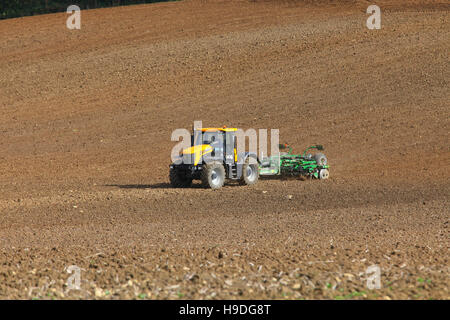 JCB Fastrack, série 3000, tracteur, champ de récolte, herse, préparation, agriculture, culture, rural, terre, charrue, labourée, agricole, arable, fertile, sol. Banque D'Images