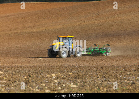 JCB Fastrack, série 3000, tracteur, champ de récolte, herse, préparation, agriculture, culture, rural, terre, charrue, labourée, agricole, arable, fertile, sol. Banque D'Images