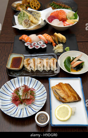 Une sélection de plats japonais sushi tempura,inc.,donburi yakiudon,nouilles teriyaki,,,tonkatsu,katsu,gyoza,karaage,kozara.a Banque D'Images