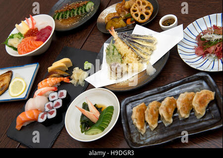 Une sélection de plats japonais sushi tempura,inc.,donburi yakiudon,nouilles teriyaki,,,tonkatsu,katsu,gyoza,karaage,kozara.a Banque D'Images