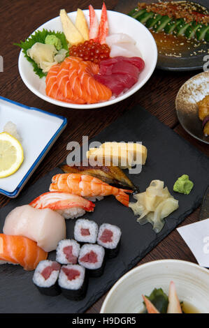 Une sélection de plats japonais sushi tempura,inc.,donburi yakiudon,nouilles teriyaki,,,tonkatsu,katsu,gyoza,karaage,kozara.a Banque D'Images