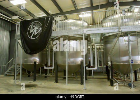 Danville, KY, USA - 20 octobre 2016 : Des sentiers sauvages Distillery bannière par l'intérieur de cuves de fermentation en métal usine bourbon. Banque D'Images