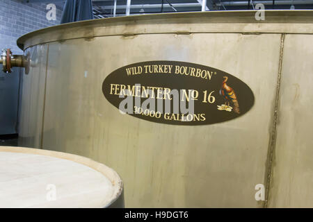 Lawrenceburg, Kentucky, USA - 19 octobre 2016 : Fermentation remous dans la distillerie de Bourbon Wild Turkey. Banque D'Images