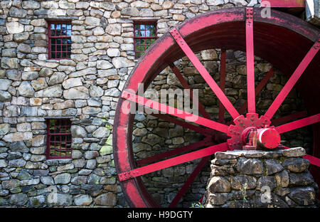 A proximité de l'eau rouge jusqu'à la roue de moulin à Sudbury historique et musée, Sudbury, Ontario, Canada, Nouvelle Angleterre, l'Amérique, des images historiques, image-NOUS Banque D'Images