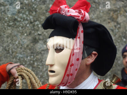 Orgosolo, Sardaigne. Mammuthones carnaval traditionnel sarde Banque D'Images