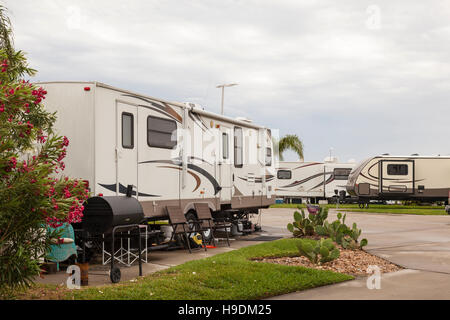 Véhicules récréatifs dans un camping RV park dans le sud de l'united states Banque D'Images