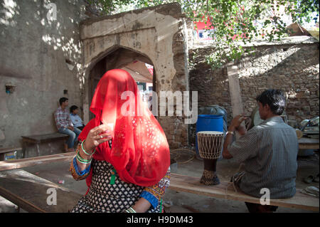 Rajasthani traditionnelle femme à boire le thé dans le Rajasthan en Inde Pushkar foire Banque D'Images