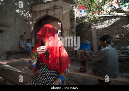 Rajasthani traditionnelle femme à boire le thé dans le Rajasthan en Inde Pushkar foire Banque D'Images