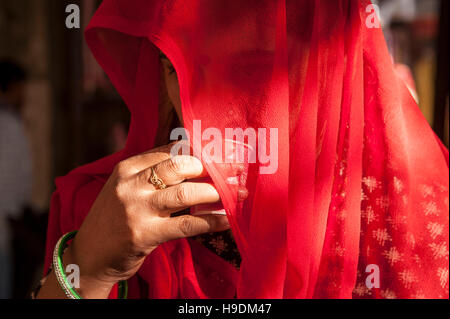 Rajasthani traditionnelle femme à boire le thé dans le Rajasthan en Inde Pushkar foire Banque D'Images