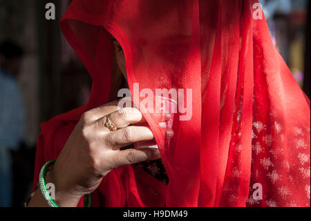 Rajasthani traditionnelle femme à boire le thé dans le Rajasthan en Inde Pushkar foire Banque D'Images