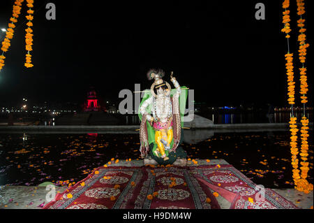 Aarti seigneur de rituel krishna idol à Holy lac Pushkar Pushkar, Rajasthan, Inde, Asie Banque D'Images