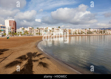 Belle plage en ville Puerto de Mazarron. Costa Calida, Région Murcie, Espagne Banque D'Images