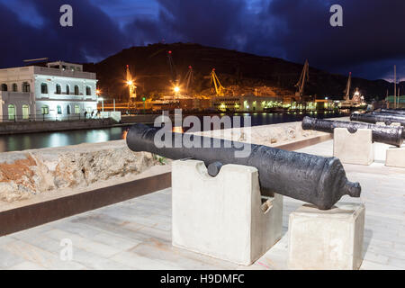 Canons à la promenade historique de Carthagène dans la nuit. Région de Murcie, Espagne Banque D'Images