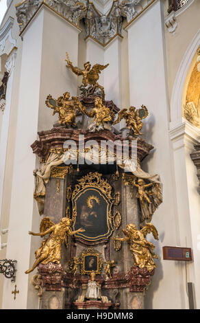 Autel latéral, de style baroque, à l'église de l'Assomption, 18e siècle, à Hradec Kralove, en Bohême, République Tchèque Banque D'Images