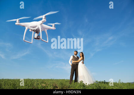 Drone planant à prendre des photos de couple de mariage dans la nature Banque D'Images