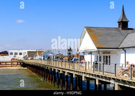 Southwold, UK - 17 août 2016 - Les touristes se promènent sur la jetée de Southwold Banque D'Images