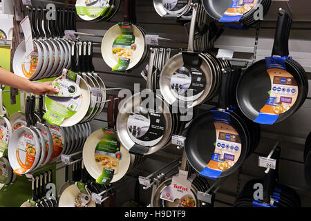 Les poêles à frire dans un hypermarché Carrefour. Banque D'Images