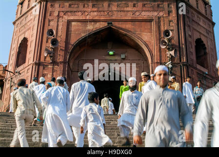 La prière du vendredi à New Delhi Jama Masjid, une mosquée construite entre 1644 et 1656 par l'empereur moghol Shah Jahan. Banque D'Images