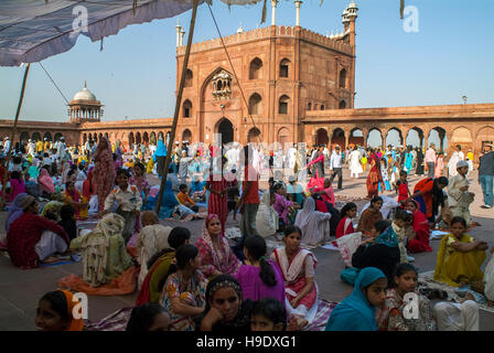 La prière du vendredi à New Delhi Jama Masjid, une mosquée construite entre 1644 et 1656 par l'empereur moghol Shah Jahan. Banque D'Images