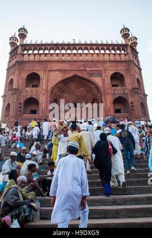 La prière du vendredi à New Delhi Jama Masjid, une mosquée construite entre 1644 et 1656 par l'empereur moghol Shah Jahan. Banque D'Images