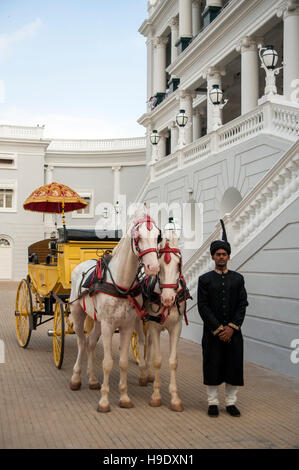 Un ancien entraîneur et albino falaknuma palace extérieur chevaux à Hyderabad, Inde. Banque D'Images