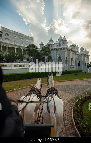 Un ancien entraîneur et albino falaknuma palace extérieur chevaux à Hyderabad, Inde. Banque D'Images