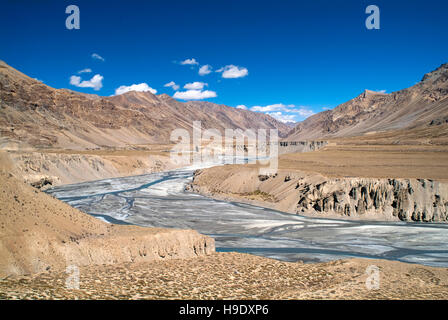 La rivière tsarap comme vu à partir d'une série de virages en lacet sur la route de Manali à Leh au Ladakh. Banque D'Images