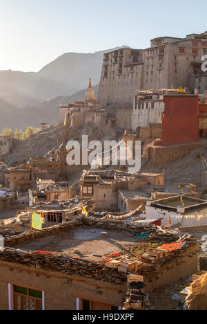 Villages en pierre s'insinuer un côté montagne dans la vieille ville de Leh, la capitale du Ladakh, un ancien royaume tibétain. Banque D'Images