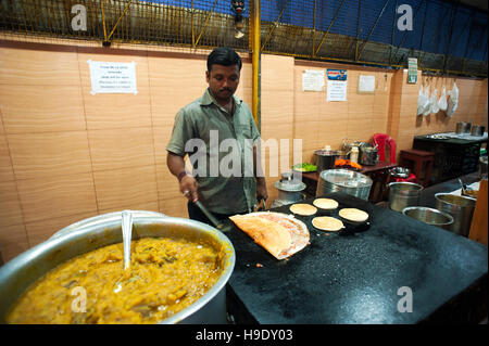 Une autre nuit à Pai Dosa dans Ernakulam, largement considéré comme l'un des meilleurs restaurants dosa au Kerala. Banque D'Images