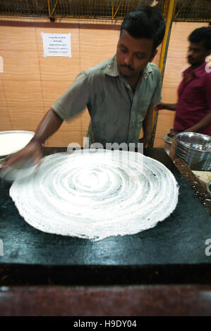 Une autre nuit à Pai Dosa dans Ernakulam, largement considéré comme l'un des meilleurs restaurants dosa au Kerala. Banque D'Images