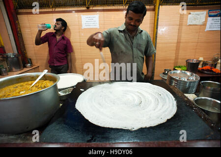 Une autre nuit à Pai Dosa dans Ernakulam, largement considéré comme l'un des meilleurs restaurants dosa au Kerala. Banque D'Images