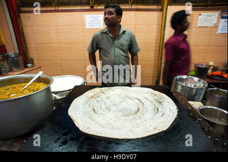 Une autre nuit à Pai Dosa dans Ernakulam, largement considéré comme l'un des meilleurs restaurants dosa au Kerala. Banque D'Images