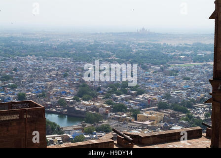 La vue sur Jodhpur et Umaid Bhawan de Fort Mehrangarh. Banque D'Images