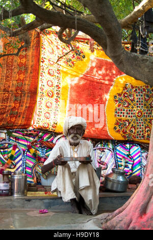 Un charmeur de serpent et locales saint homme dans un village près de Bhenswara, une communauté agricole à l'extérieur de Jodhpur, Inde. Banque D'Images